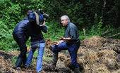 Marcel Mézy au milieu des composts lors du reportage de FRANCE2